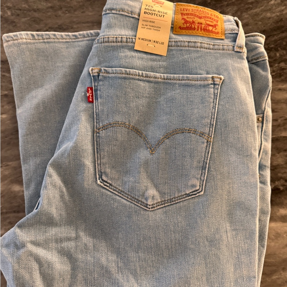 NEW Levi's Women's High-Rise Bootcut Jeans. New with tags. - Picture 3 of 4